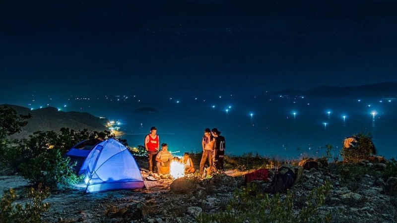Cắm trại trên đỉnh Núi LangBiang Đà Lạt