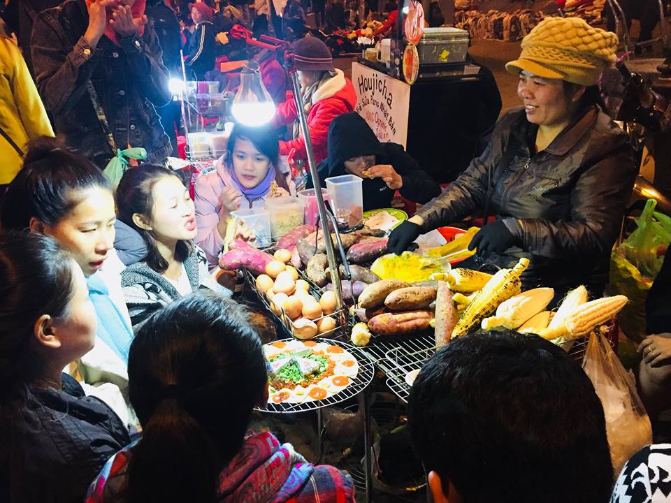 Khoai lang nướng, bắp nướng, hột gà nướng nóng hổi tại chợ Đà Lạt