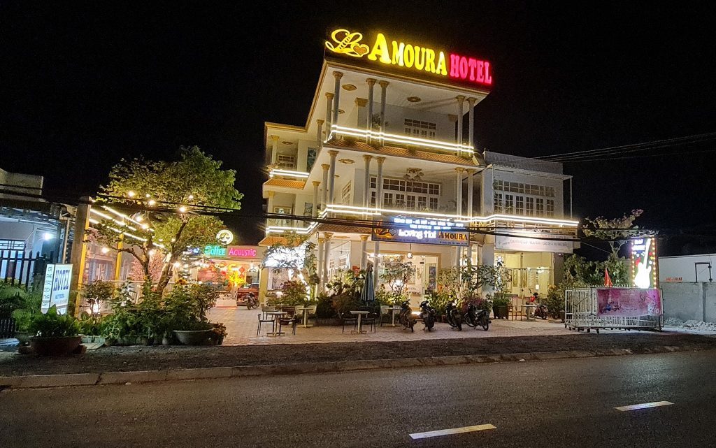 Khách sạn Amoura ở Lagi trên là khách sạn dưới là quán ăn tiện nghi 