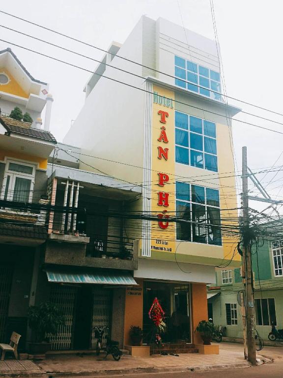 Khách sạn Tân Phú nằm gần Cảng Lagi và chợ cá biển