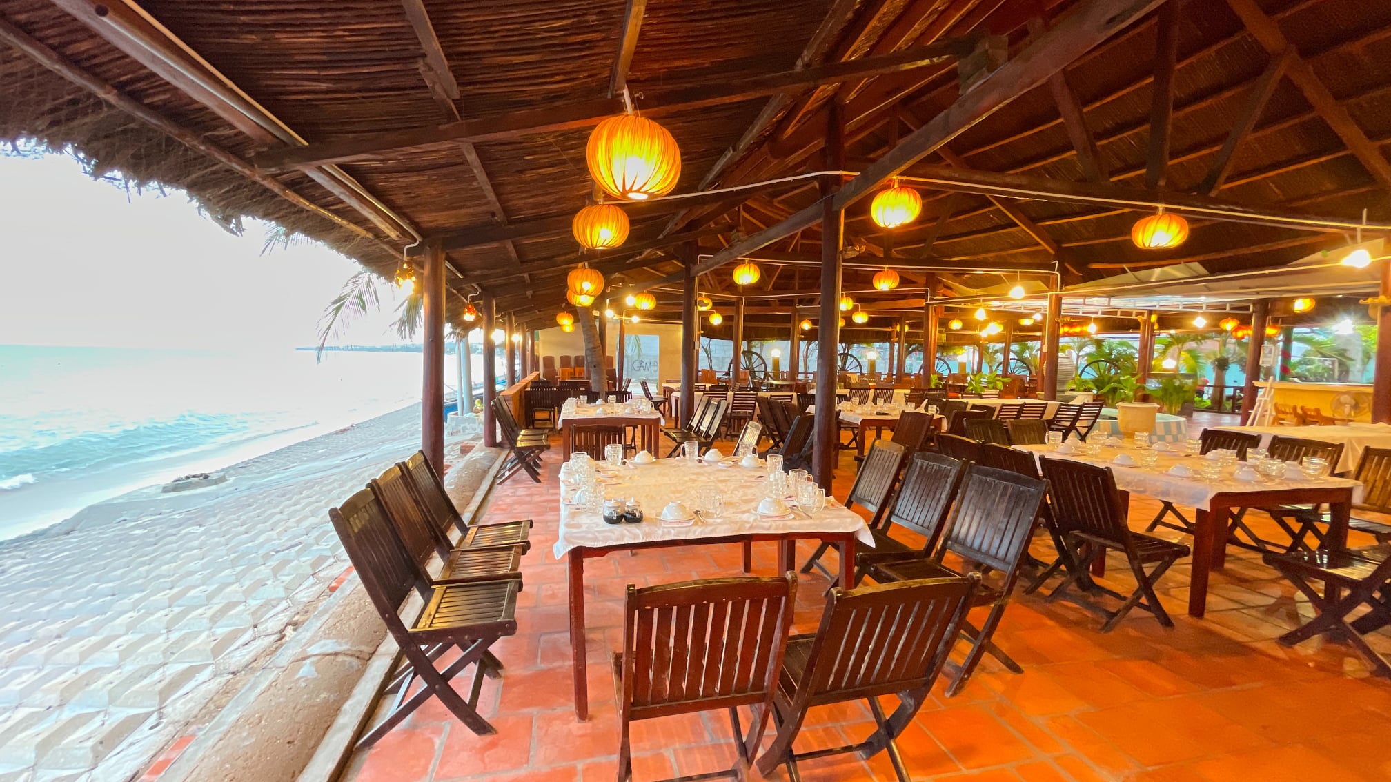 Nhà hàng Nhà Hàng Giọt Sương không gian thoáng mát view biển 