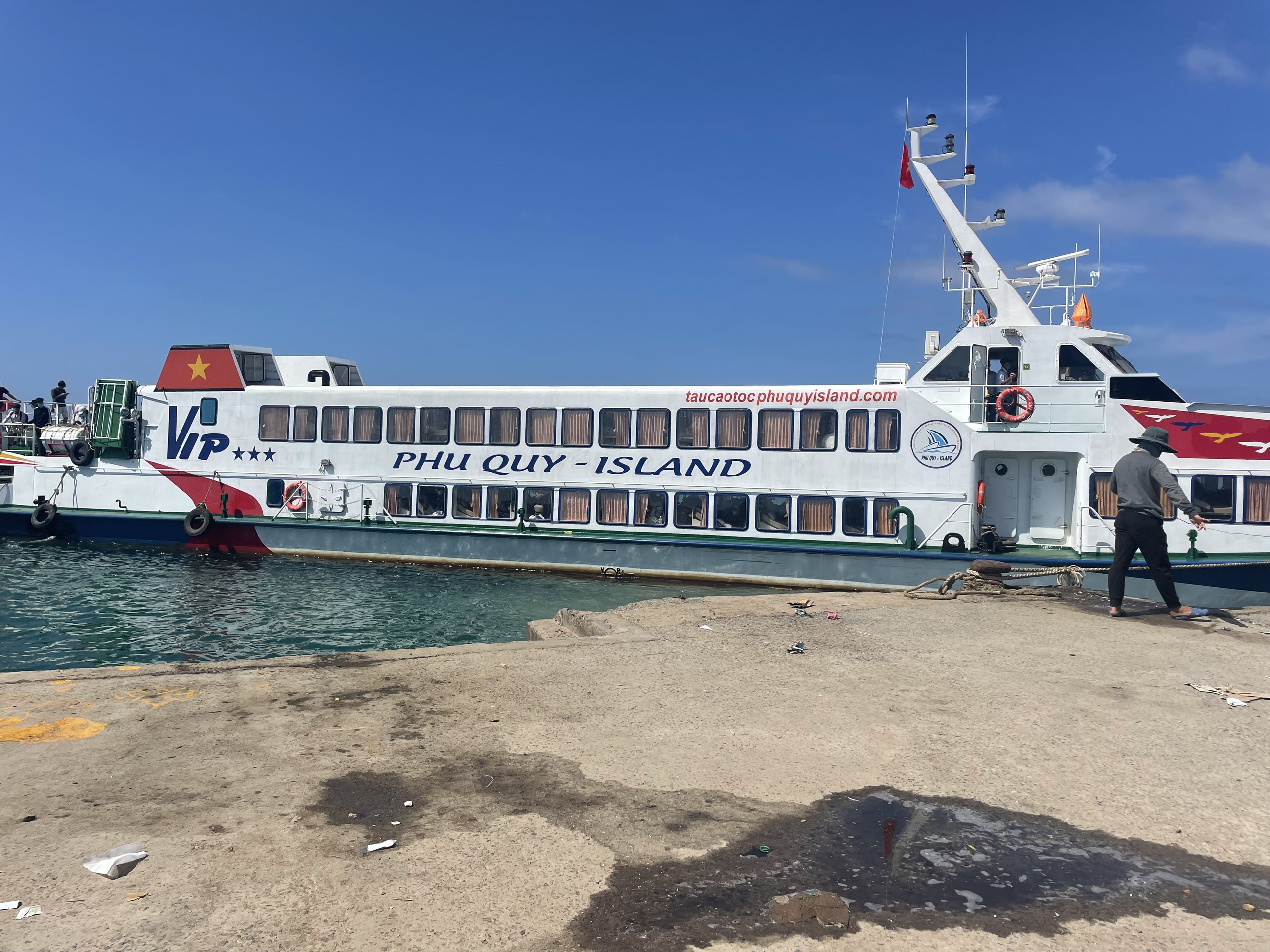 Tàu cao tốc đi đến đảo Phú Quý Island với kết cấu 2 thân hiện đại