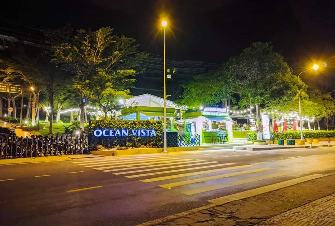 Ocean Vista Cafe đẹp lung linh nằm ngay đối diện bãi biển đá Ông Địa