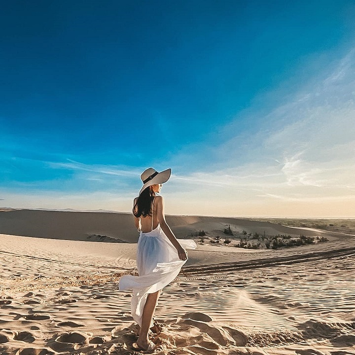 Chiếc đầm dài đi đồi cát mang lại cho bạn những bức ảnh đẹp và đầy ấn tượng