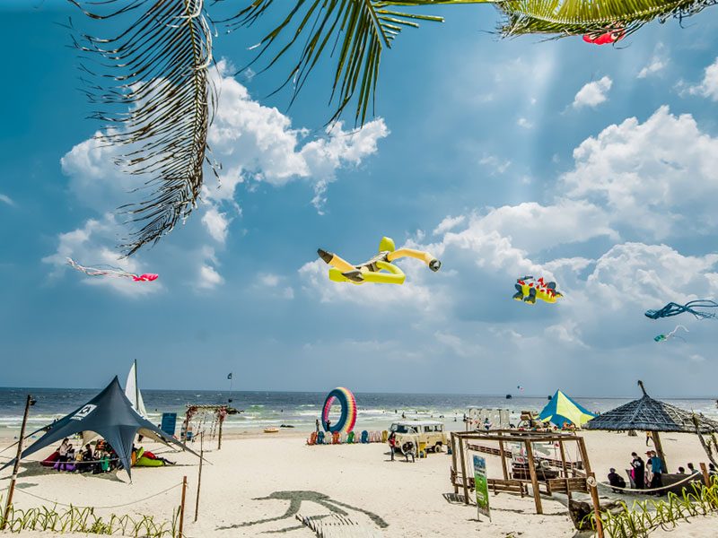 Bãi biển Cam Bình tham gia các hoạt động giải trí 