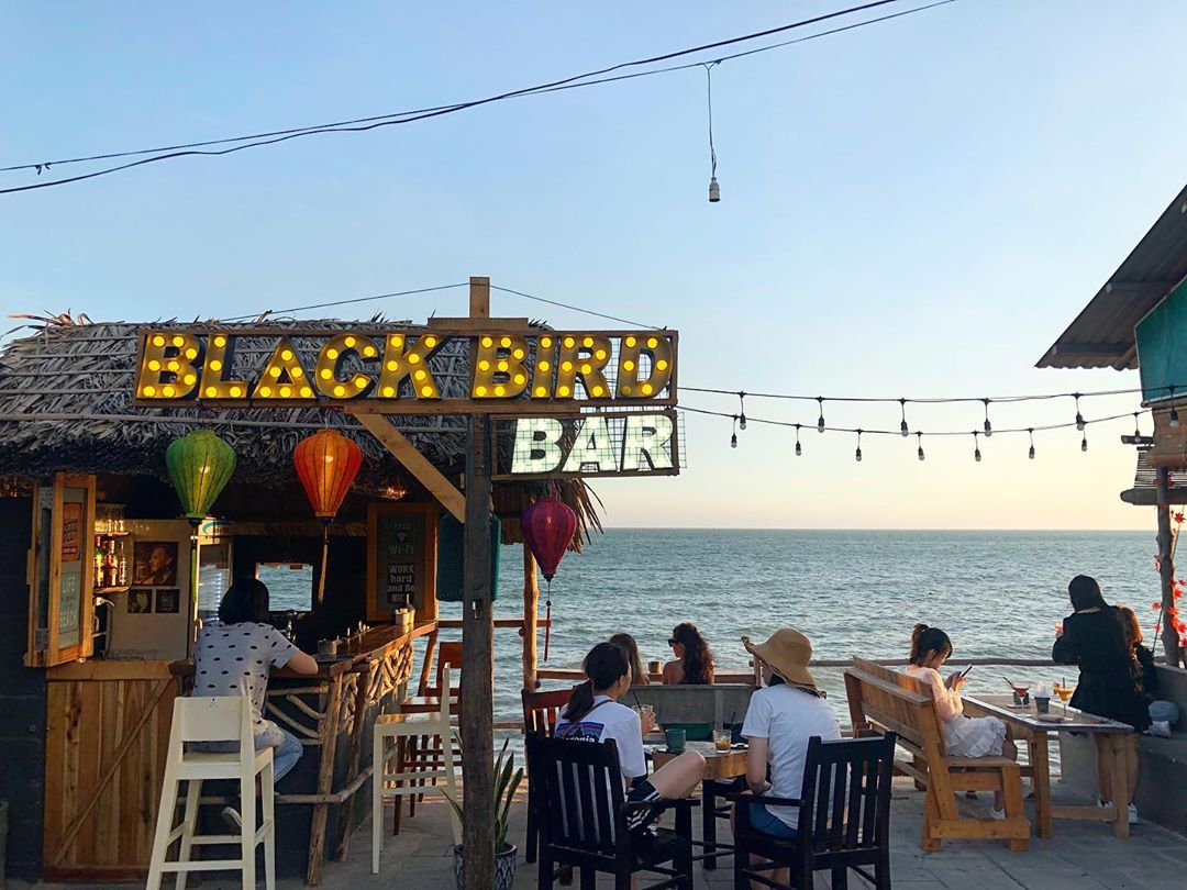 Blackbird beach bar Mũi Né điểm đến lý tưởng để ngắm hoàng hôn