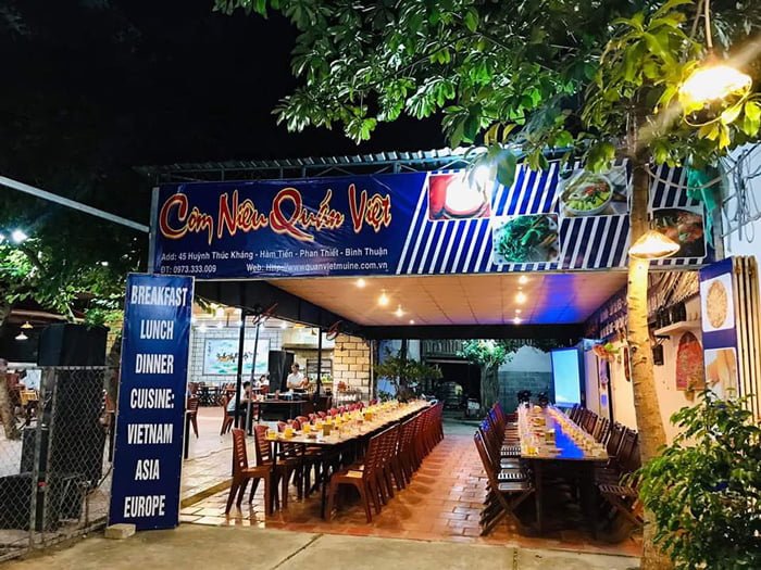 Cơm Niêu Quán Việt Mũi Né là một địa điểm nổi tiếng tại Bình Thuận