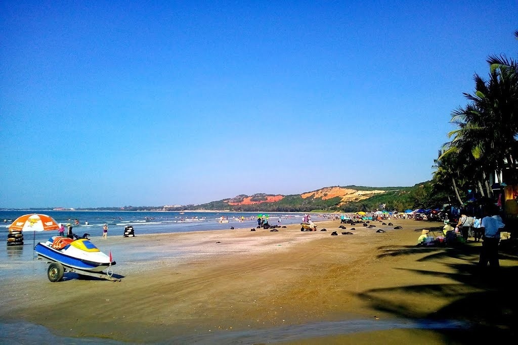 HÒN RƠM MŨI NÉ bãi biển thu hút hàng ngàn du khách mỗi năm 