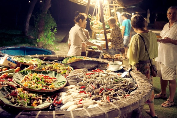 Thưởng thức hải sản khu bờ kè Nguyễn Đình Chiểu - Mũi Né