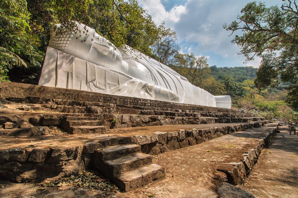 Tượng Đức Thích Ca nằm - bức tượng Phật nằm lớn nhất Đông Nam Á.