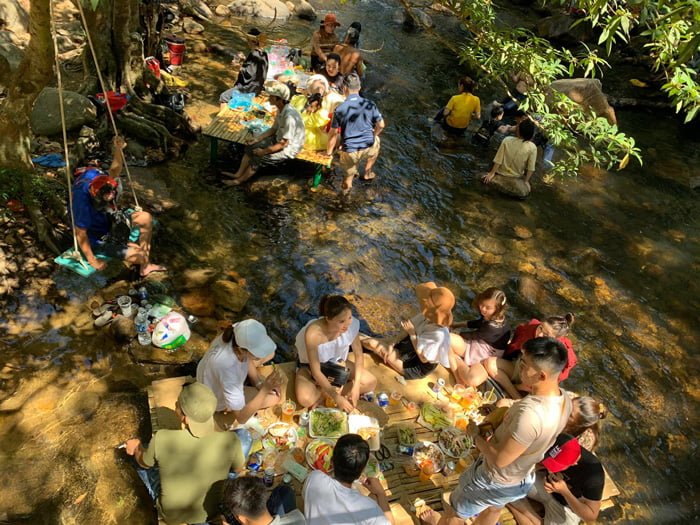Đến Thác Bà Tánh Linh, thuê sạp tre ăn uống ngay trên suối