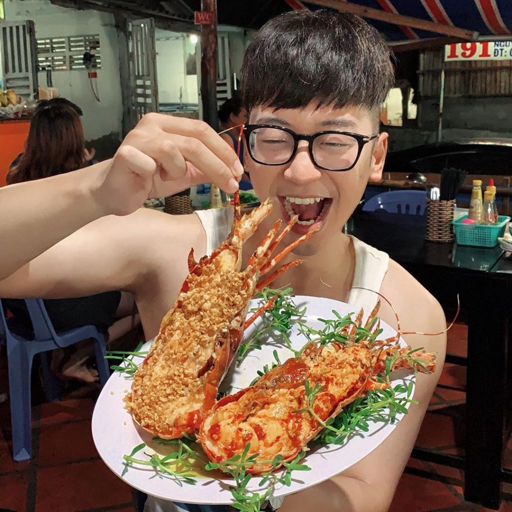 Bờ Kè Mr. Crab là một địa điểm nổi tiếng với các món hải sản tươi ngon